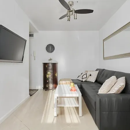 Black & White Studio With A View By Renters Appartement