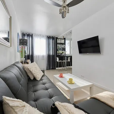 Black & White Studio With A View By Renters Appartement *